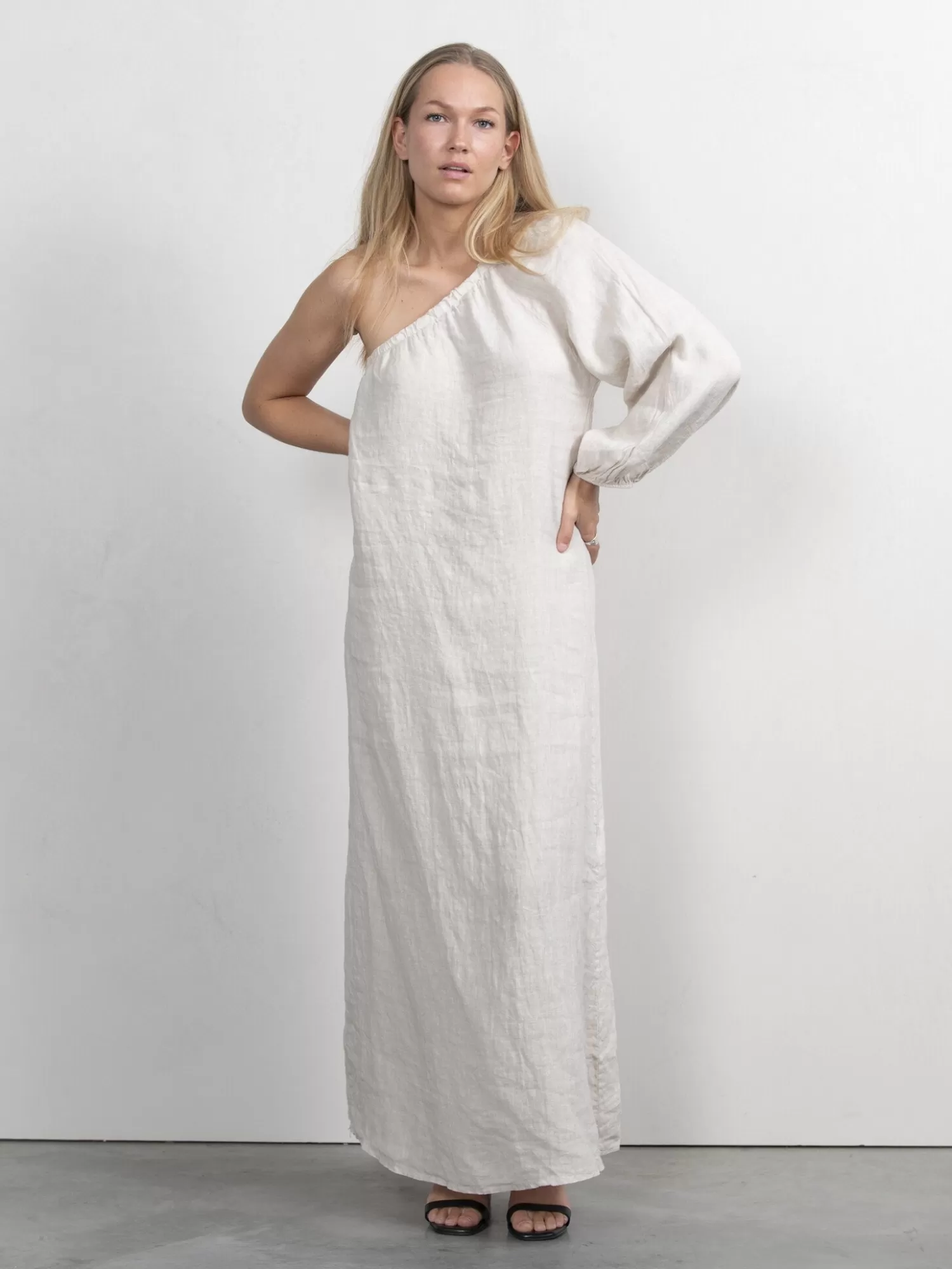 Le Marais Robe A Epaules Denudees Lilly Beige Discount